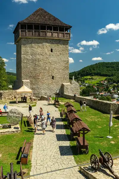 Zamek w Muszynie dziedziniec z turystami
